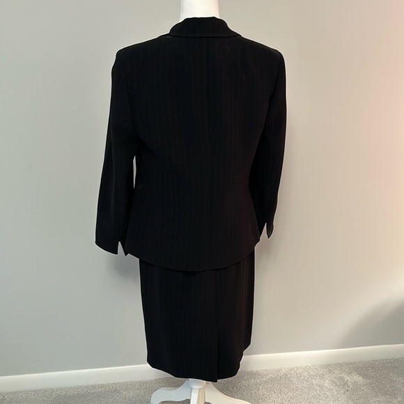 GARFIELD & MARKS Black and red pinstripe Suit  size 4 - Picture 7 of 16